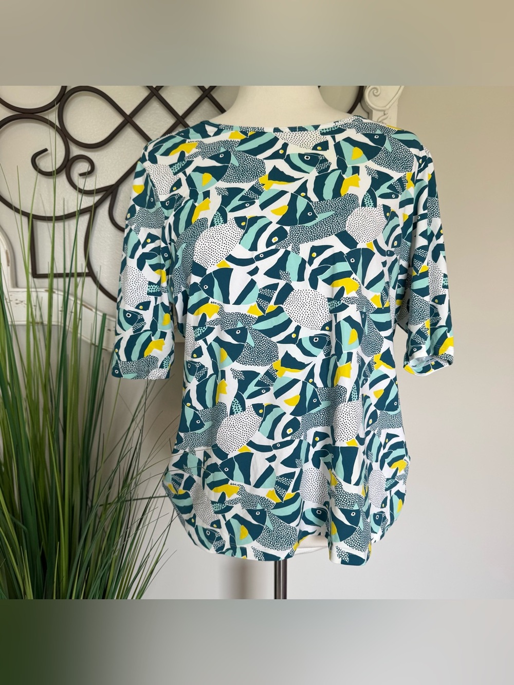 LANDS’ END Size Large Women’s Rash Guard - Fish Print - Picture 5 of 5